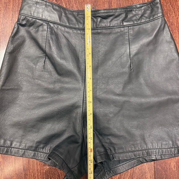Vintage Women’s Black genuine leather shorts Chia Size 6 Classic 🔥Sexy Excellent - Picture 10 of 15